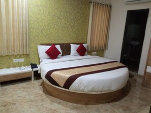 Honeymoon-Zimmer | Laptopgeeigneter Arbeitsplatz, kostenloses WLAN, Bettwäsche