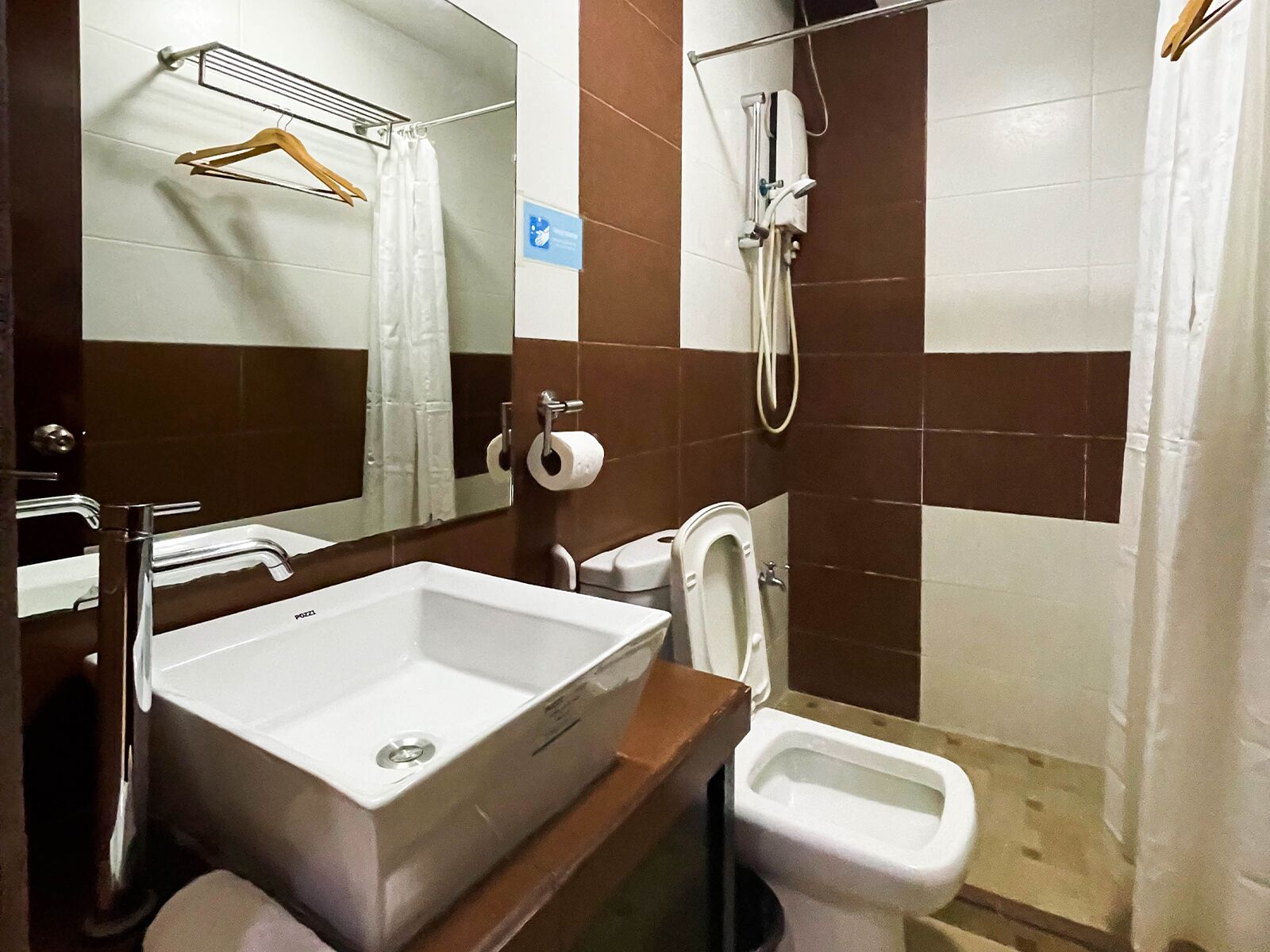 Habitación estándar | Baño | Regadera, regadera tipo lluvia, amenidades de baño gratuitas, toallas 