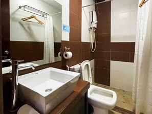 Standard Room | Bathroom | Shower, rainfall showerhead, free toiletries, towels - Siayan Travellers Inn Manila powered by Cocotel (Pasay)