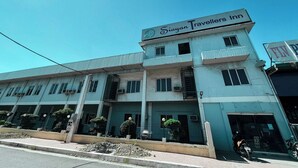 A building with a sign reading "Siayan Travellers Inn". - Siayan Travellers Inn Manila powered by Cocotel (Pasay)