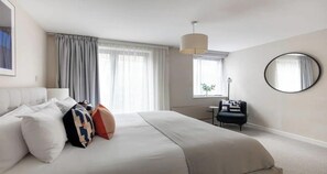 2 makuuhuonetta, työpöytä, silitysrauta/-lauta, vauvan matkasänky