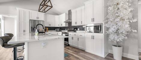 Refrigerador, microondas, horno, placa de cocina