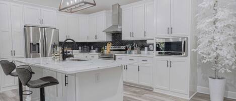 Een koelkast, een magnetron, een oven, een kookplaat