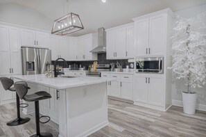 Réfrigérateur, four à micro-ondes, un four, surface de cuisson