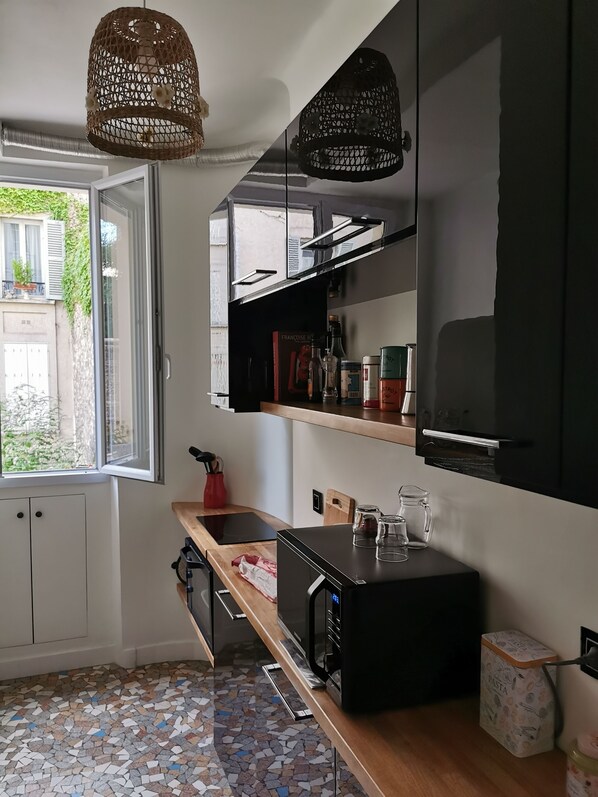 Réfrigérateur, four à micro-ondes, un four, surface de cuisson