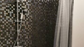 Douche, sèche-cheveux, serviettes fournies, savon