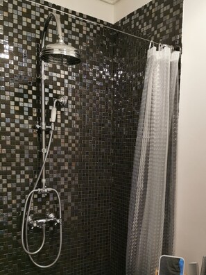 Dusche, Haartrockner, Handtücher, Seife