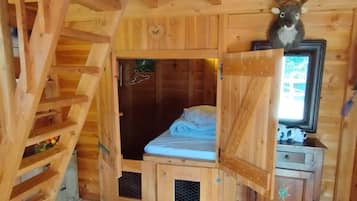 2 bedrooms, iron/ironing board, WiFi