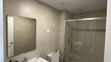 Pyyhkeet, saippua, vessapaperi