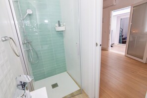 Bruser, hårtørrer, håndklæder, Sæbe