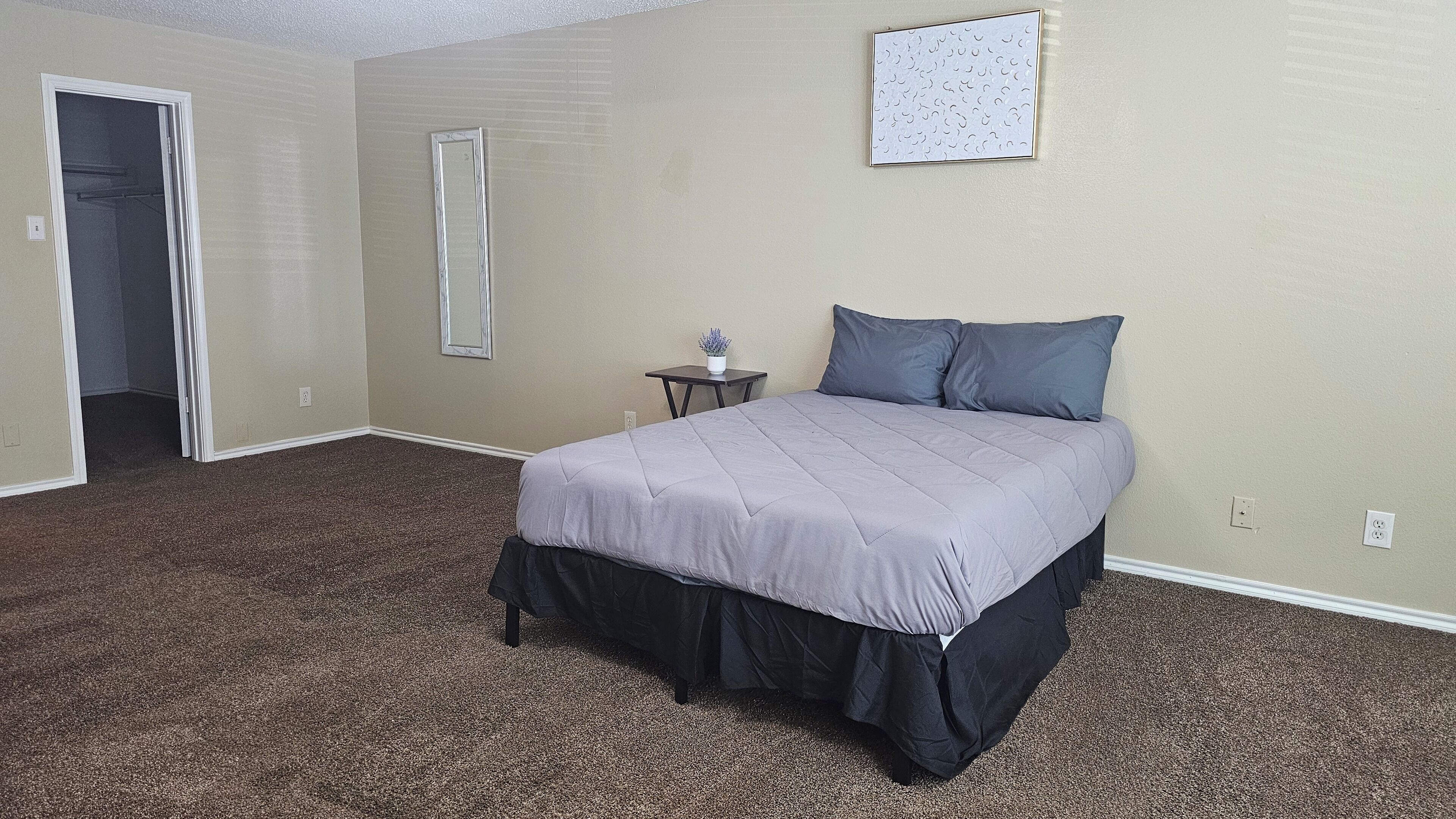 4 slaapkamers, een bureau, een strijkplank/strijkijzer, gratis wifi