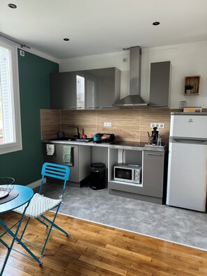 Kylskåp, mikrovågsugn, ugn och kaffe- och tebryggare