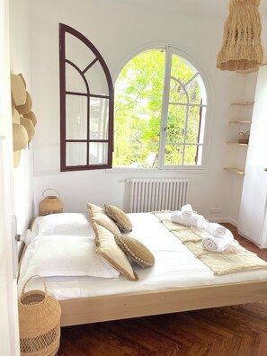 4 habitaciones, tabla de planchar con plancha, wifi y ropa de cama