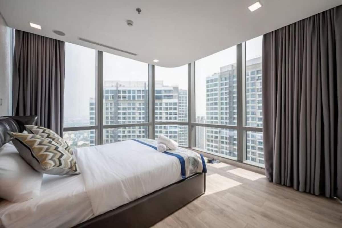 Desk, soundproofing, free WiFi, bed sheets