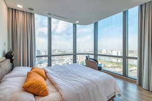 Desk, soundproofing, free WiFi, bed sheets - Isabelle Luxury inside Landmark 81 Tower (Ho Chi Minh City)