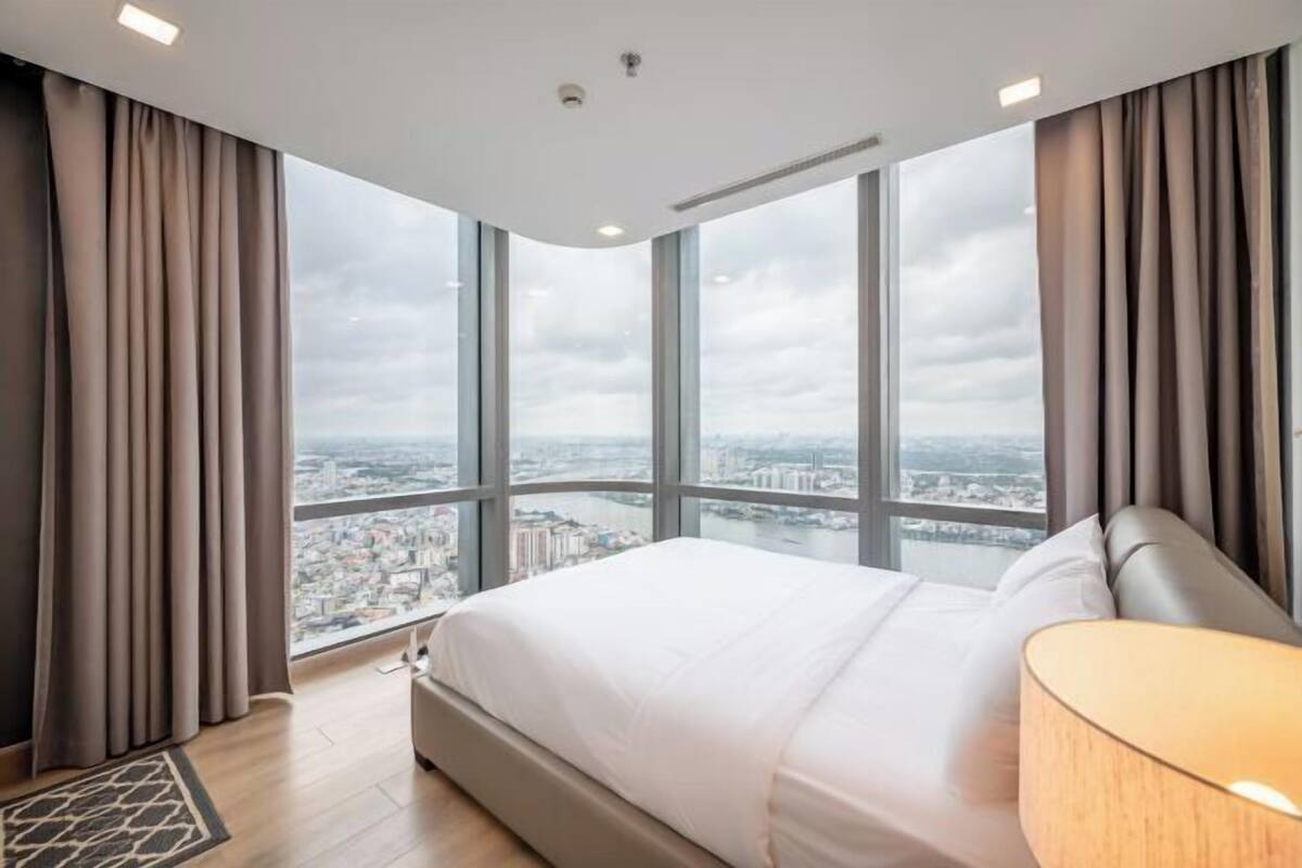 Desk, soundproofing, free WiFi, bed sheets