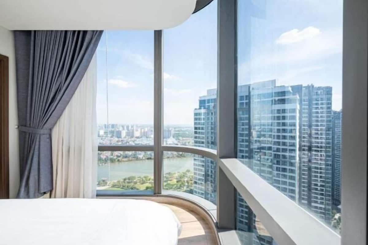 Desk, soundproofing, free WiFi, bed sheets