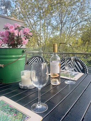 Outdoor dining - Pharaoh’s Retreat in leafy Caulfield  (Caulfield North)