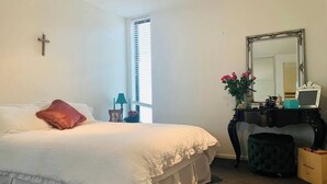 Room - Pharaoh’s Retreat in leafy Caulfield  (Caulfield North)