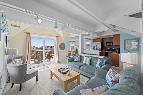 Sea Seeker 2 Bedroom Condo W/ Indoor pool access!