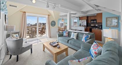 Sea Seeker 2 Bedroom Condo W/ Indoor pool access!