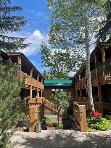 Chalet Chic 2-Bedroom + Queen Sofa Bed, 2.5 Blocks to Central Gondola