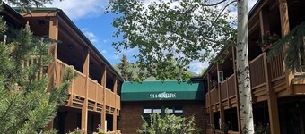 Chalet Chic 2-Bedroom + Queen Sofa Bed, 2.5 Blocks to Central Gondola