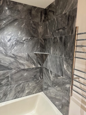 Hair dryer, towels, soap, shampoo - Chalet Chic 2-Bedroom + Queen Sofa Bed, 2.5 Blocks to Central Gondola (Aspen)