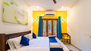Une chambre d’hôtel avec un lit, une chaise et une fenêtre avec des rideaux.