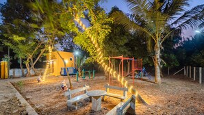 Une aire de jeux avec des balançoires, des toboggans et des structures d’escalade.