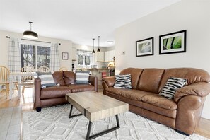 TV - Eden Ridge Townhouse 4-F | 2 Bed, 2 Bath (Bethel)