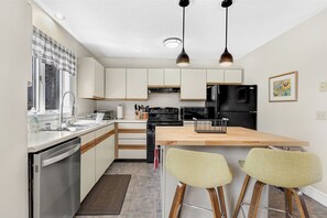 Fridge, microwave, oven, stovetop - Eden Ridge Townhouse 4-F | 2 Bed, 2 Bath (Bethel)