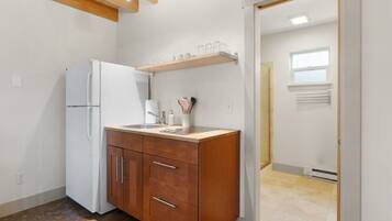 Réfrigérateur, micro-ondes, plaque de cuisson, cafetiÚre/bouilloire