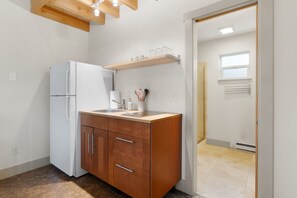 Fridge, microwave, stovetop, coffee/tea maker - Enchanting Grapevine Alley (Fort Collins)