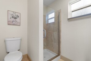 Een douche, een haardroger, handdoeken