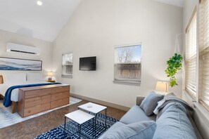 1 bedroom, iron/ironing board, free WiFi, bed sheets - Enchanting Grapevine Alley (Fort Collins)