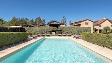 UtendĂžrsbasseng og et oppvarmet basseng