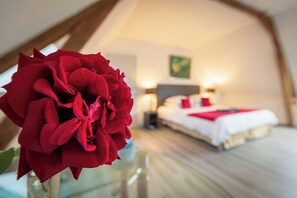 A bedroom with a bed, bedside tables, a lamp, and a painting on the wall. - Chambre Lucy 2 Adults, salted heated swimming pool (june to septembre) , spa (Ajat)