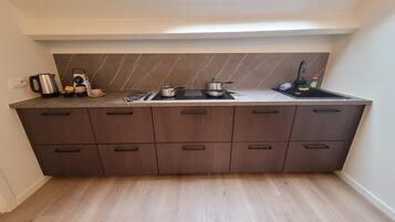 Een koelkast, een microgolfoven, een oven, een kookplaat