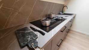 Kjøleskap, mikrobølgeovn, ovn og kokeplater