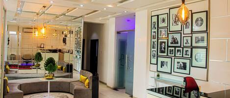 ฝ่ายต้อนรับ