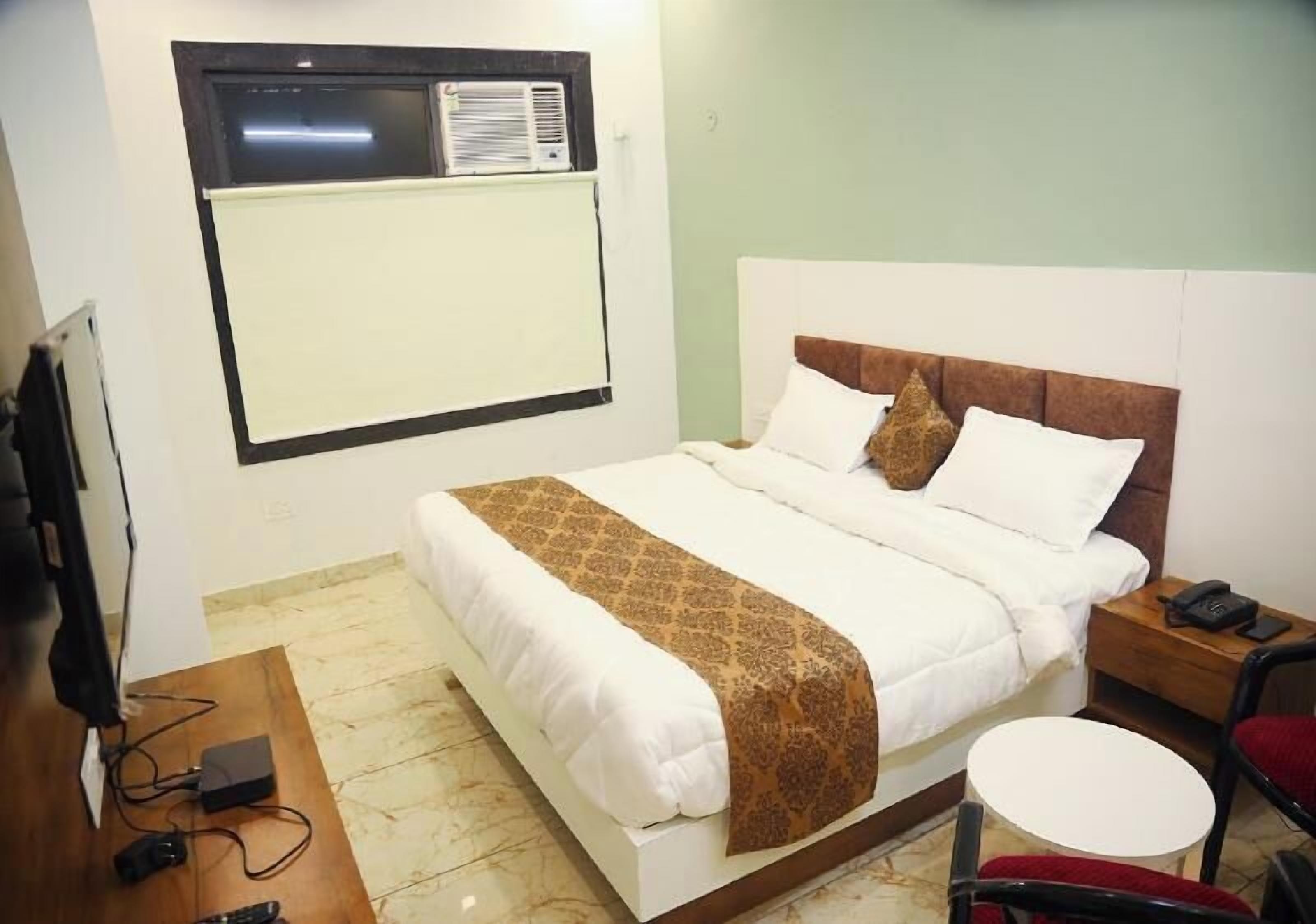 Escritorio, sistema de insonorización, wifi gratis y ropa de cama 