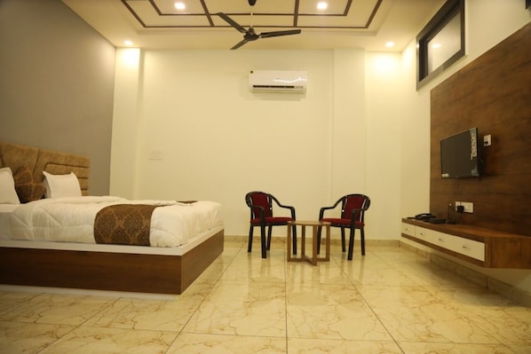 Royal Room | Desk, soundproofing, free WiFi, bed sheets - Hotel Crown Royal (Kota)