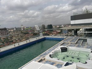 Outdoor pool - Luxurious 1 Bedroom Apartment with Pool (Accra)