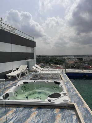 Outdoor pool - Luxurious 1 Bedroom Apartment with  Pool (Accra)