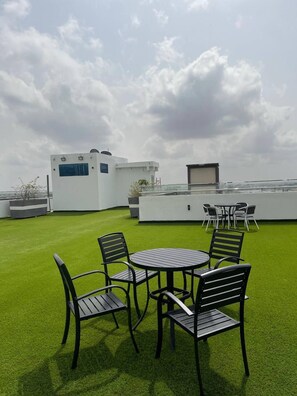 Rooftop terrace - Luxurious 1 Bedroom Apartment with  Pool (Accra)