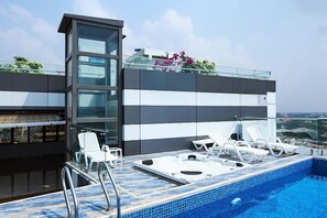 Outdoor pool - Luxurious 1 Bedroom Apartment with  Pool (Accra)
