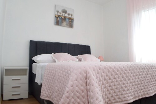 Room in Apartment - Charming Apartment Venilia Blue, Sleeps 4