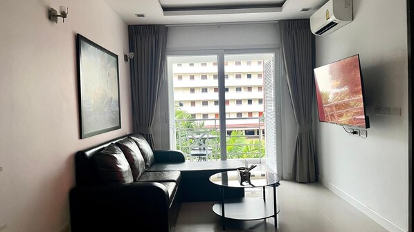 TV - 6-30 - 1 Bdr Condo with Balcony and shared Pool (Tambon Patong)