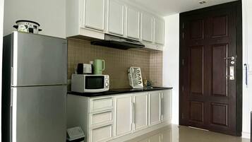 Kjøleskap, mikrobølgeovn, kokeplater og oppvaskmaskin